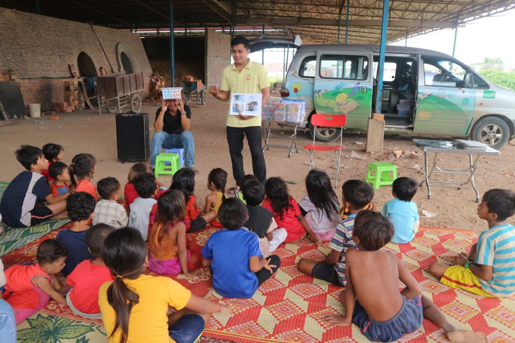 Bus Petit Prince Phnom Penh animation dans briqueterie